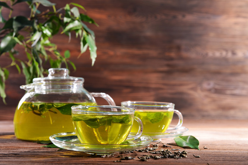Zielona herbata zawiera przeciwutleniacze katechiny, które nasilają wydalanie lipidów /123RF/PICSEL