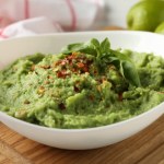 Zielona pasta na kanapki. To świetne źródło białka na śniadanie 