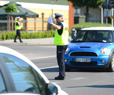 Zielona strzałka i policjant kierujący ruchem