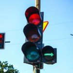 Zielona strzałka wciąż sprawia problemy kierowcom. Czy można na niej zawracać?