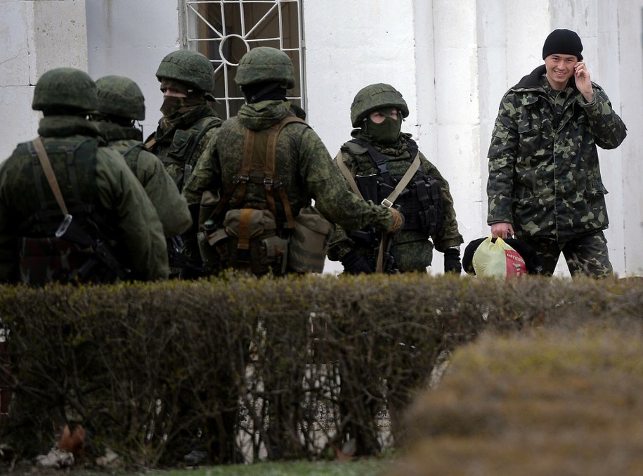 "Zielone ludziki", czyli rosyjscy żołnierze bez dystynkcji, na Krymie w 2014 roku /FILIPPO MONTEFORTE/AFP /East News