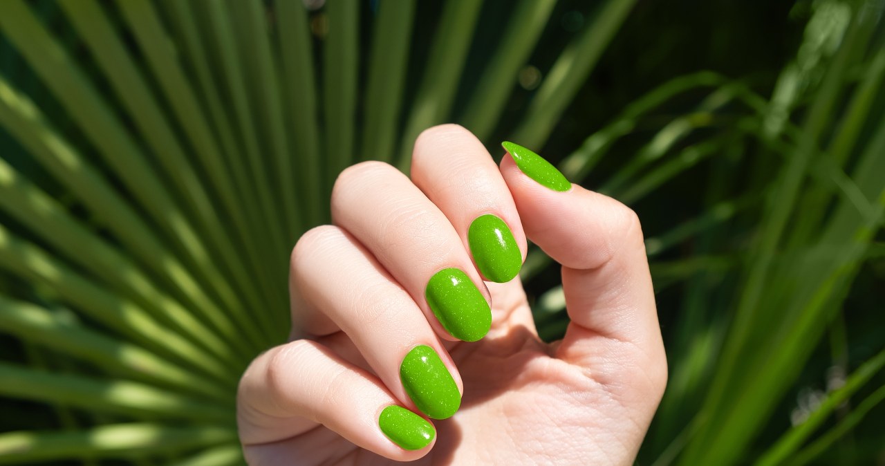 Zielone paznokcie będą królować w chłodne miesiące /123RF/PICSEL