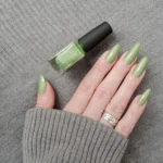 Zielone paznokcie królują zimą. Ten kolor odświeży każdą stylizację