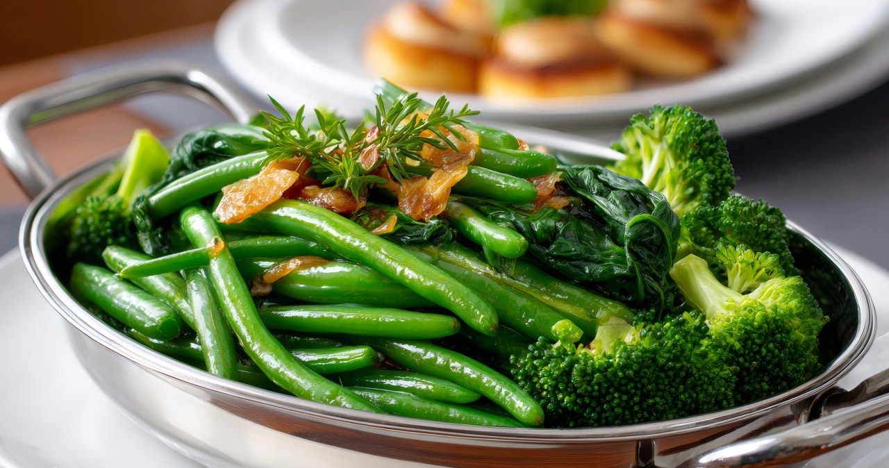 Zielone warzywa to najlepsze naturalne źródło folianów. To właśnie ich niedobór dotyka dziś nawet 90 proc. Polaków. /123RF/PICSEL