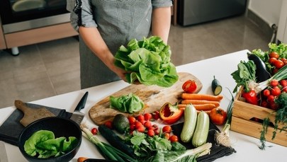 Zielono mi, ale z wyraźną nutą czerwieni. Po te owoce i warzywa sięgaj w maju 