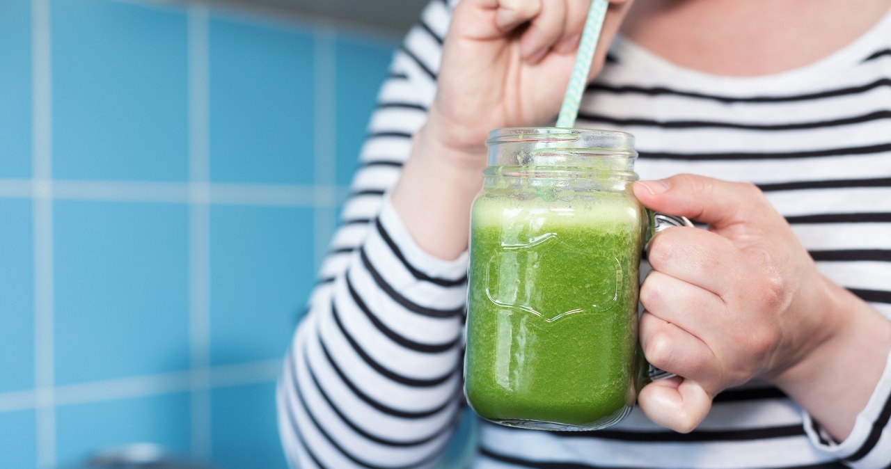 Zielony koktajl z jarmużu, szpinaku i awokado to dobry sposób na zadabnie o układ trawienny po świątecznym ucztowaniu /123RF/PICSEL