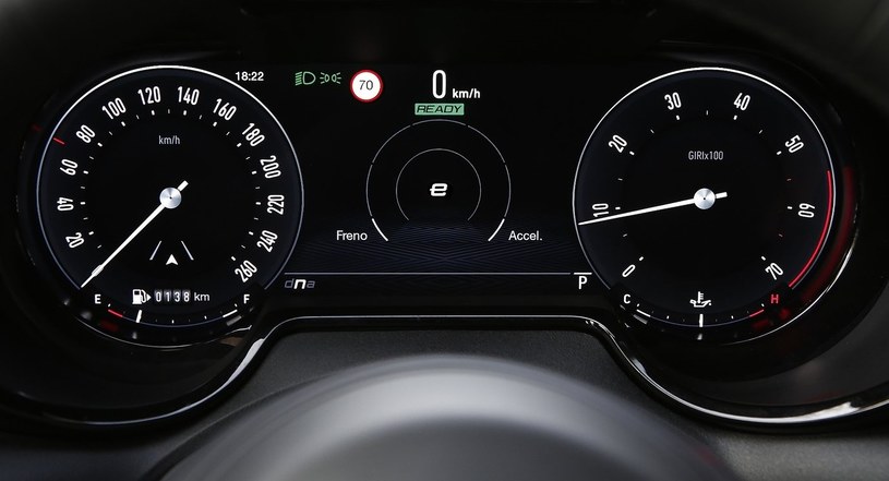 Zielony napis „ready”  wyświetlany na 12,3-calowym ekranie wskaźników jest ważnym komunikatem dla kierowcy Alfy Romeo Tonale – oznacza on, że auto jest gotowe do ruszenia, nawet jeśli silnik spalinowy nie jest uruchomiony /materiały prasowe