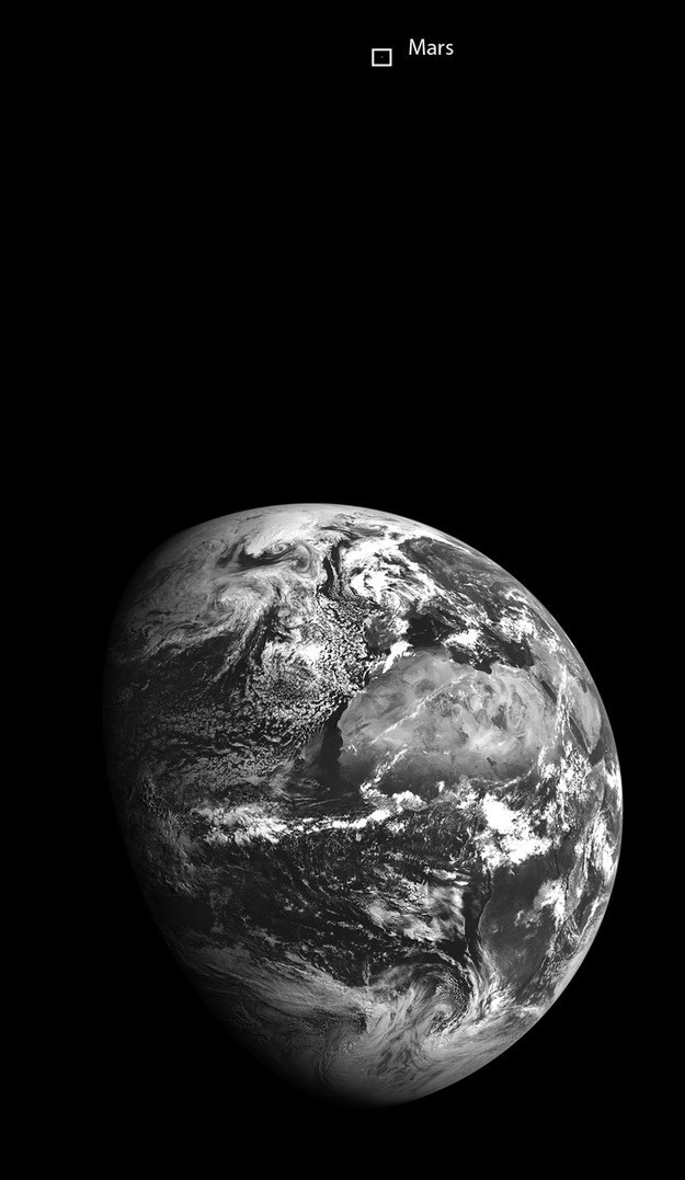 Ziemia i Mars w obiektywie sondy LRO. /NASA
