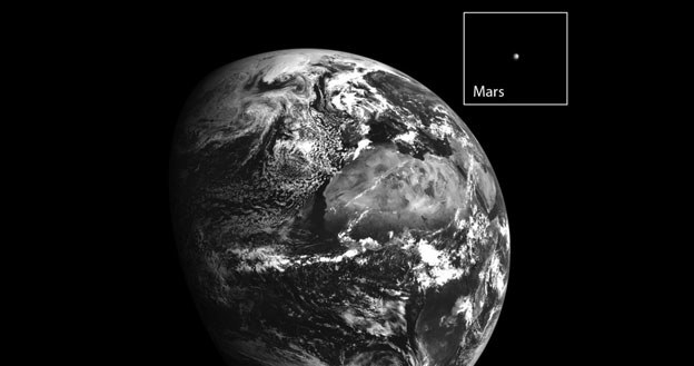 Ziemia i ośmiokrotnie powiększony Mars na zdjęciu sondy LRO. /NASA