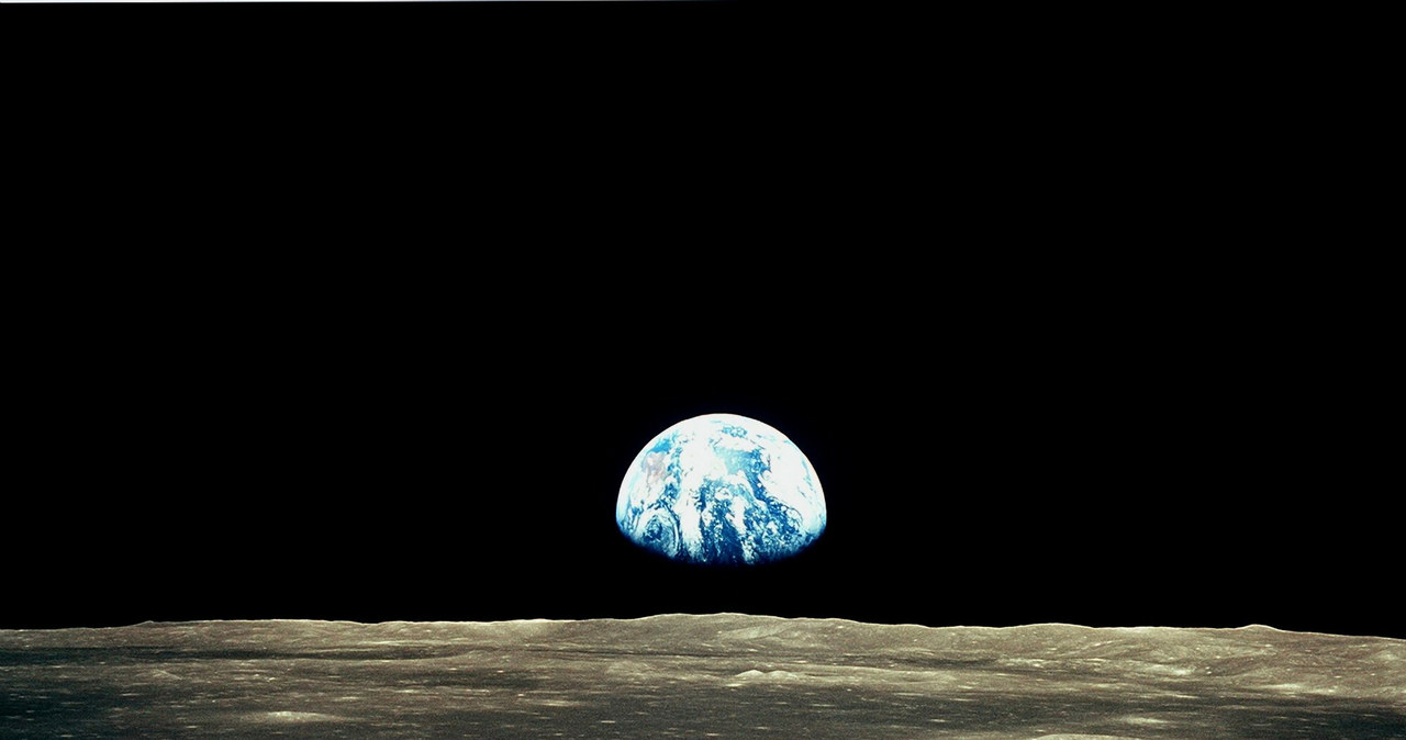 Ziemia wyłaniająca się zza Księżyca. Zdjęcie wykonane przez załogę Apollo 11 /East News