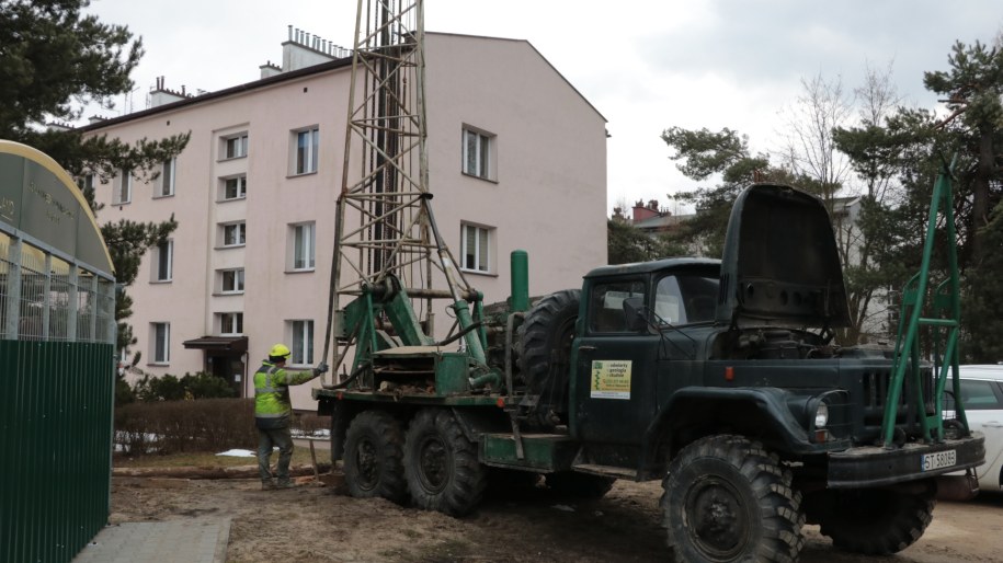 Ziemia zapada się przy blokach. W Trzebini wtłaczają w grunt specjalną substancję /Józef Polewka /RMF FM