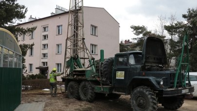 Ziemia zapada się przy blokach. W Trzebini wtłaczają w grunt specjalną substancję