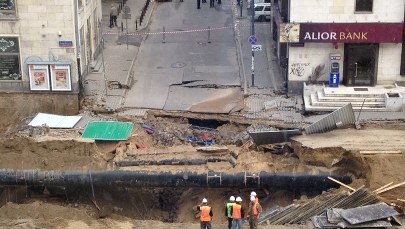 Ziemia zapadła się w centrum Warszawy, 100 osób ewakuowanych