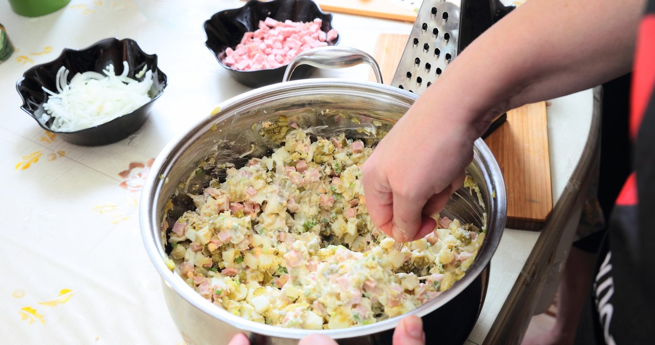 Ziemniaczane sałatki to pyszny, szybki i tani sposób na zdrowy posiłek dla całej rodziny /123RF/PICSEL
