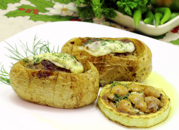 Ziemniaki faszerowane są i smaczne, i zdrowe. /©123RF/PICSEL