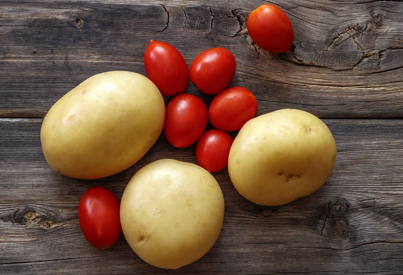 Ziemniaki i pomidory zawierają sporo potasu /123RF/PICSEL