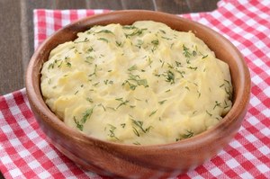 Ziemniaki jeszcze nigdy nie były tak puszyste. Wystarczy dodać popularny napój