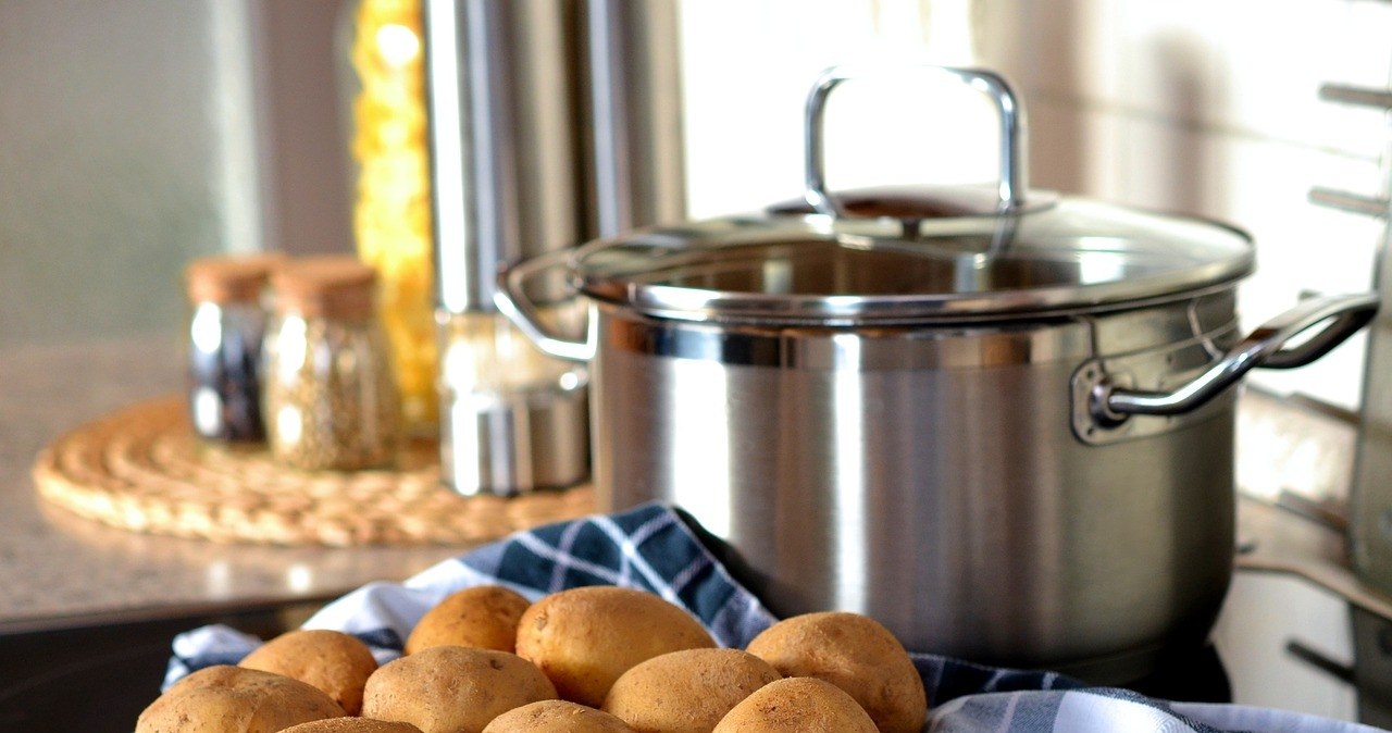 Ziemniaki lepiej wrzucać do ciepłej, czy do zimnej wody? /Pixabay.com