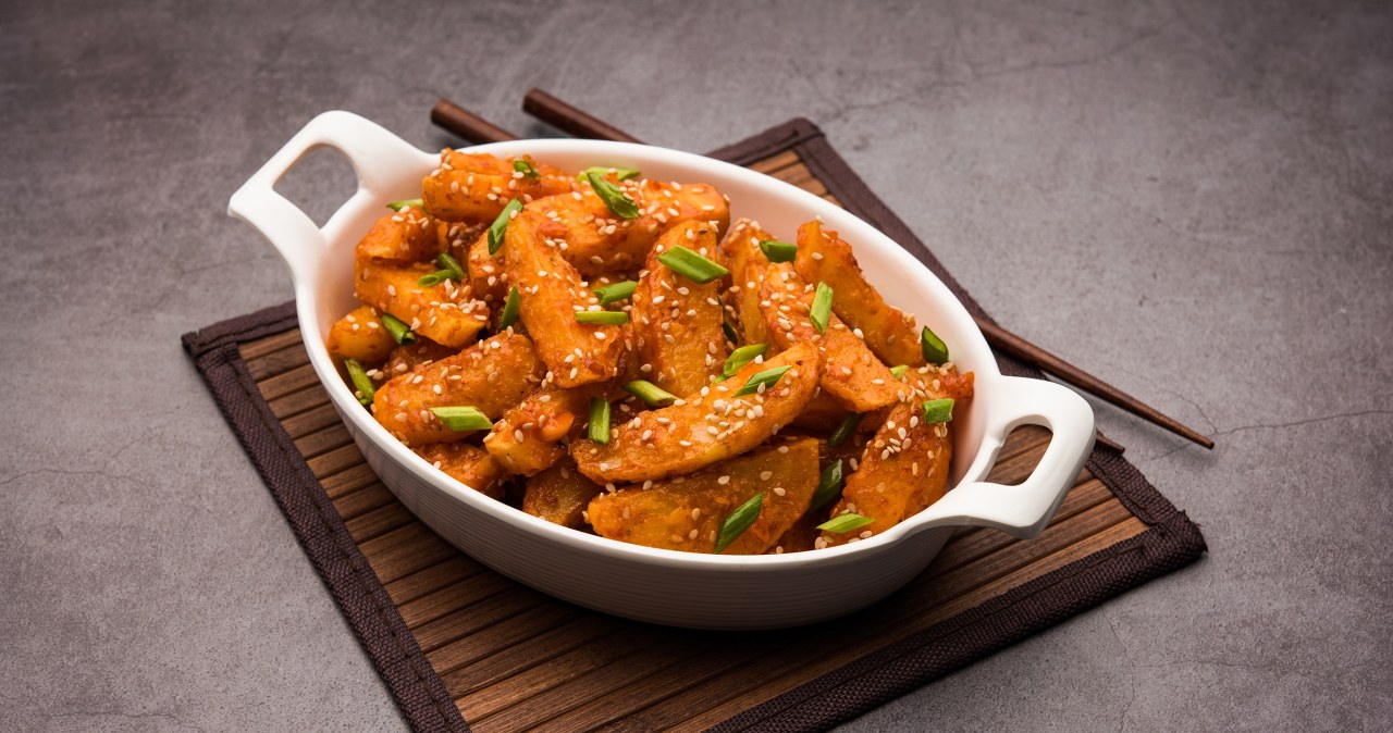 Ziemniaki po azjatycku to aromatyczna alternatywa dla frytek /Pixel