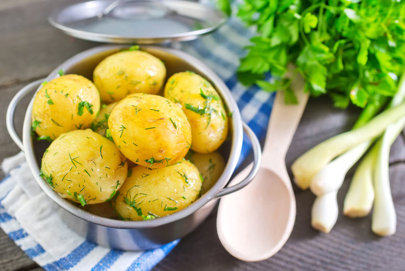 Ziemniaki serwowane bez tłustych sosów są niskokaloryczne, lekkostrawne i łatwo się przyswajają /123RF/PICSEL