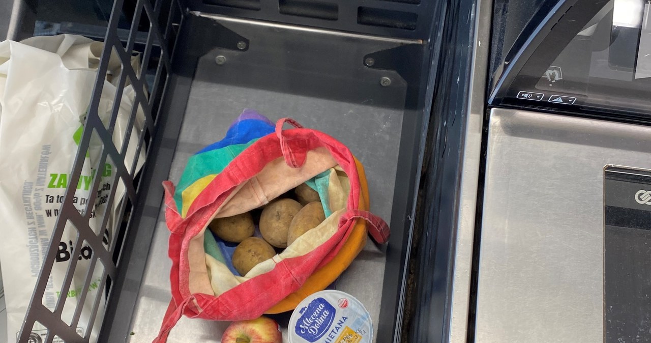 Ziemniaki w torbie w strefie pakowania. Jeśli tak zeskanujemy towar na kasie samoobsługowej, system wezwie personel na kontrolę zakupów. /Przemysław Terlecki /INTERIA.PL