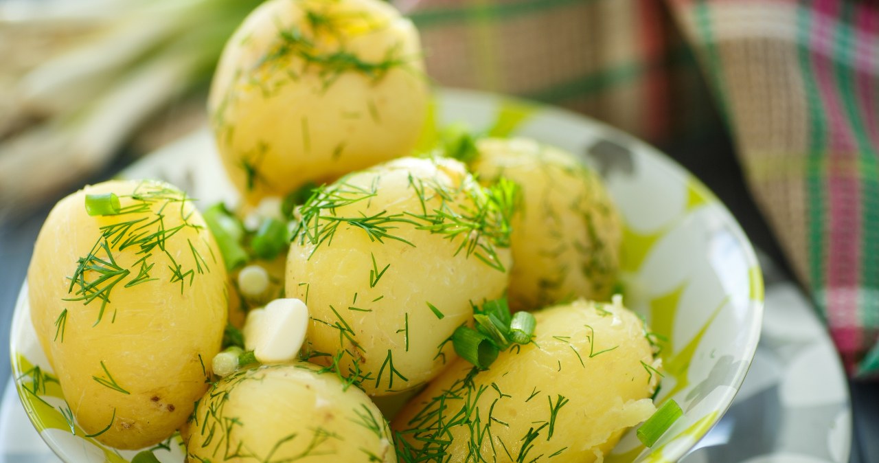 Ziemniaki warto posolić, gdy woda zacznie wrzeć. Skróci to czas przygotowania ich /123RF/PICSEL