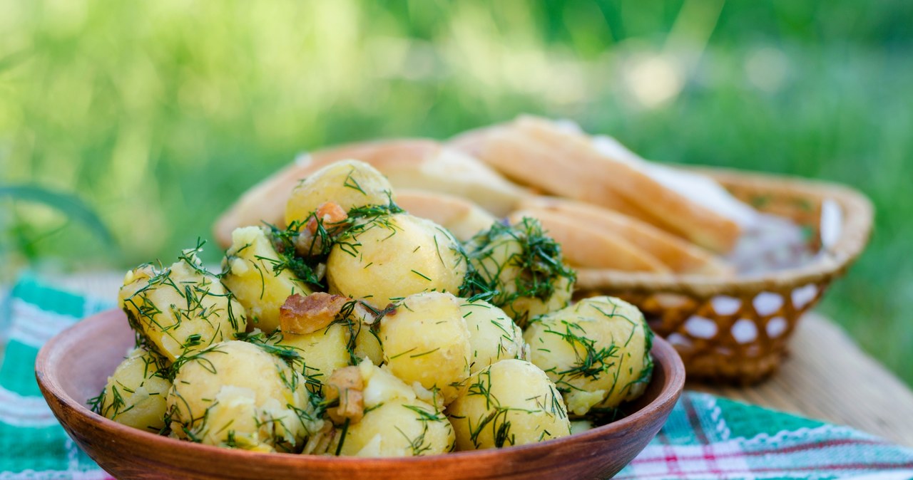 Ziemniaki z koperkiem to idealne danie na letnie miesiące /123RF/PICSEL