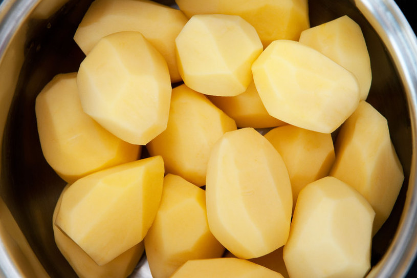 Ziemniaków nigdy nie powinno się jeść na surowo! Mogą zrujnować twój żołądek /123RF/PICSEL