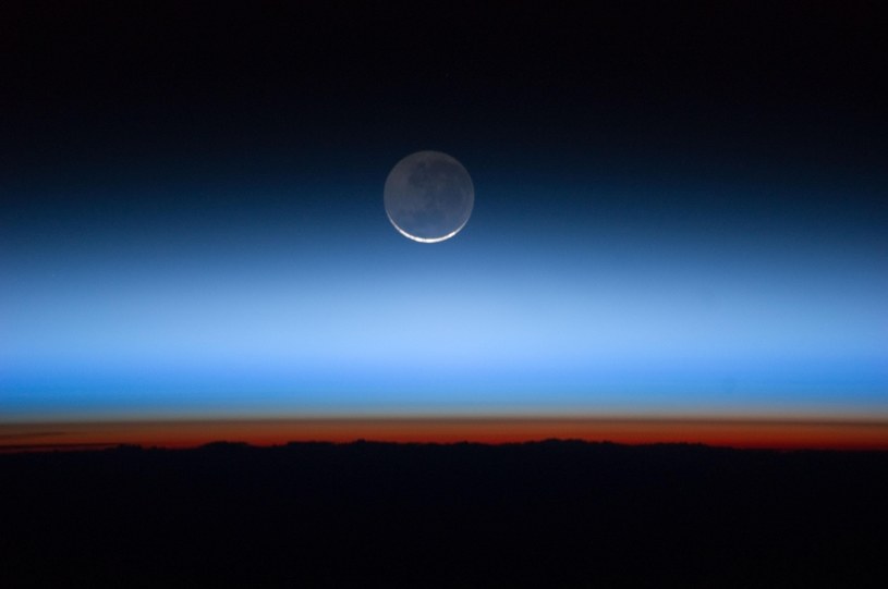 Ziemska atmosfera rozciąga się daleko poza orbitę Księżyca /NASA