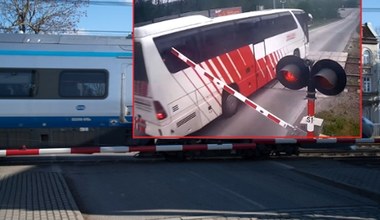 Zignorował światła i wjechał na przejazd. Zniszczył zaporę. Autobusem