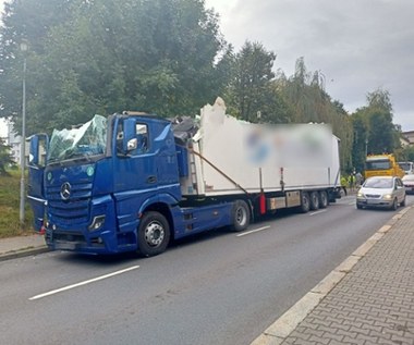 Zignorował znak i wjechał pod wiadukt. Z ciągnika siodłowego zrobił kabriolet