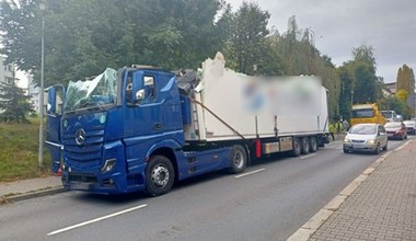 Zignorował znak i wjechał pod wiadukt. Z ciągnika siodłowego zrobił kabriolet