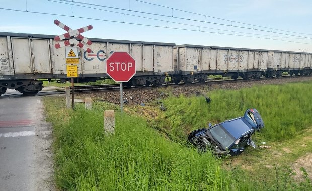 Zignorował znak "STOP". Wjechał wprost pod pociąg