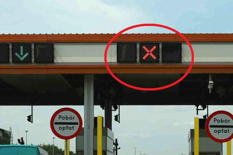 Zignorowanie czerwonego "X" może zakończyć się dla kierowcy bardzo źle. /Stanisław Kowalczuk / East News /