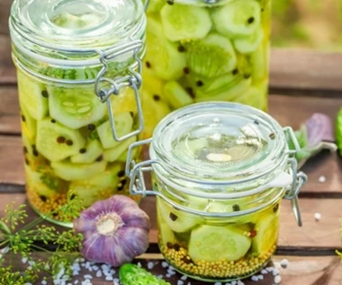Zimą będziesz o niej marzyć. Domowa mizeria w słoikach to prawdziwy skarb
