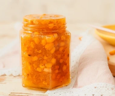 Zimą dodawaj do herbaty zamiast cytryny. Ma więcej witaminy c, wspiera odporność i pomaga przy bólach stawów 