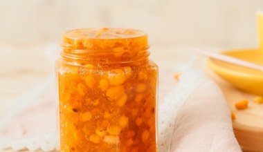 Zimą dodawaj do herbaty zamiast cytryny. Ma więcej witaminy c, wspiera odporność i pomaga przy bólach stawów 