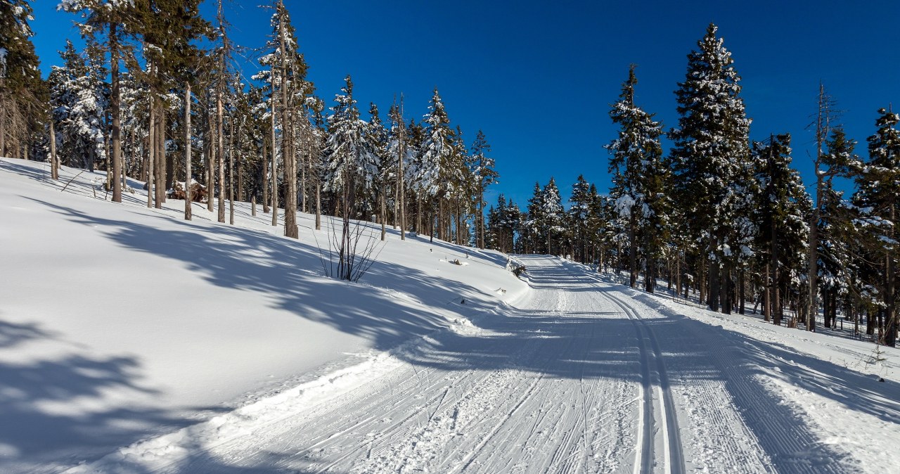 Zimą Jańskie Łaźnie zamieniają się w kameralny ośrodek narciarski. Oferują dobre trasy zjazdowe, a także malownicze ścieżki na zimowe spacery /East News