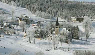 Zimą jest tu cudnie. Najwyżej położony kościół w Sudetach i narciarski raj