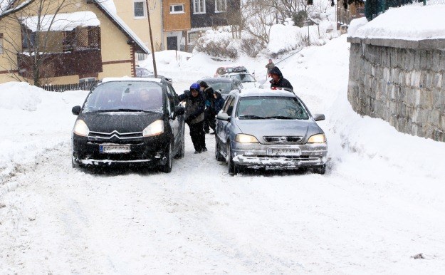 Zimą kierowcy często mają pod górkę /PAP