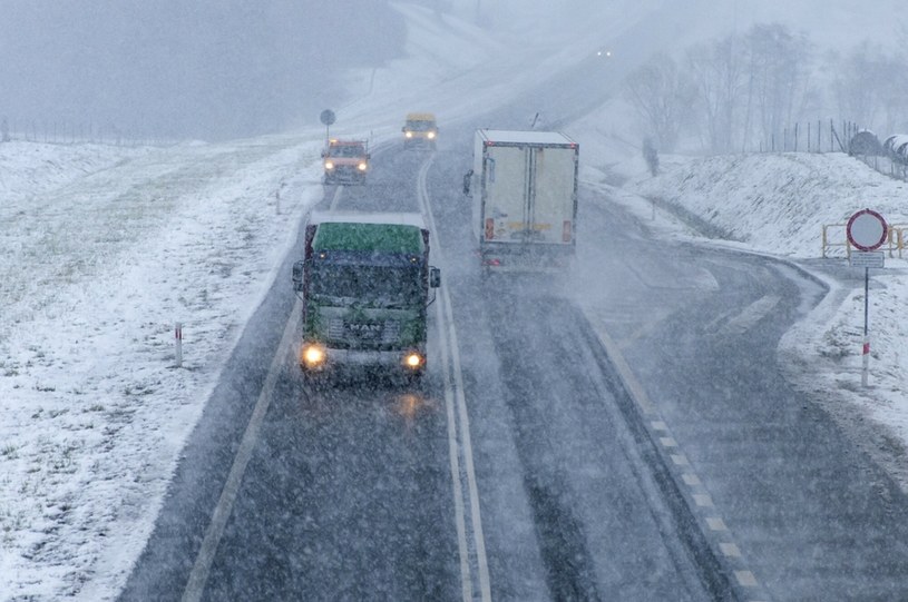 Zimą kierowcy muszą bardziej uważać na drogach. /Stanisław Bielski /Reporter