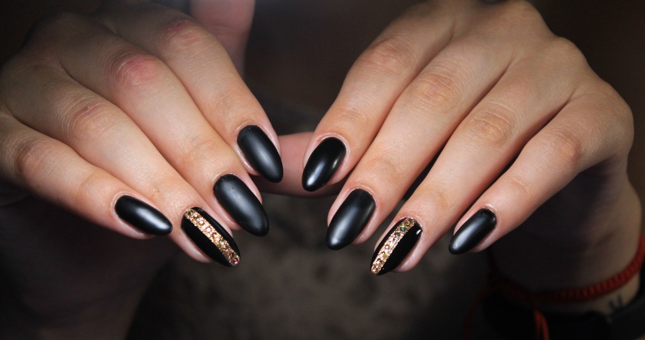 Zimą królują ciemne paznokcie /123RF/PICSEL