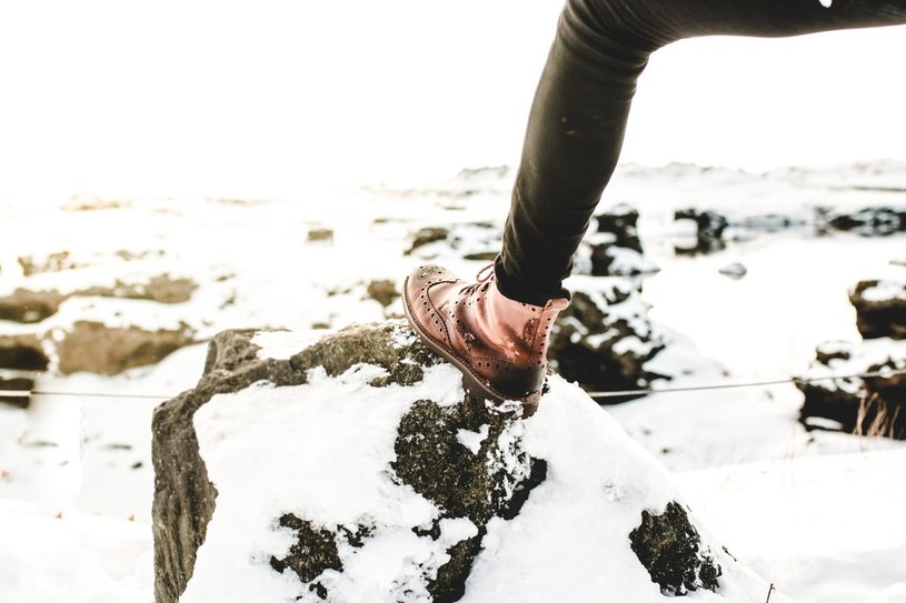 Zimą męskie buty mają zapewnić komfort termiczny i osłonę przed pluchą i niską temperaturą. /Unsplash