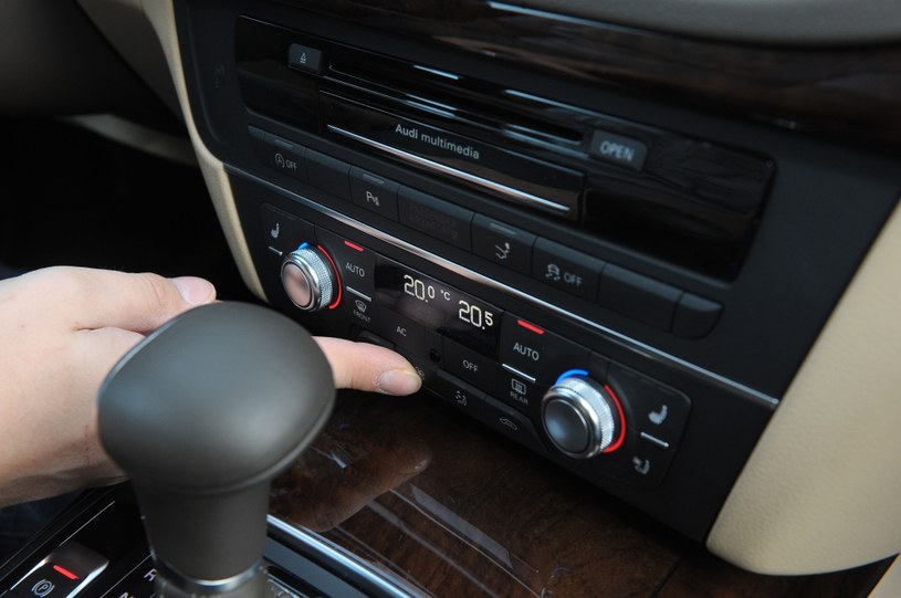 Zimą możemy przytrzymać klawisz dmuchawy przed wyjściem z auta – przez pół godziny wnętrze będzie grzane ciepłem silnika. /Motor