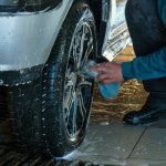 Zimą mycie obręczy kół jest szczególnie ważne. Jak zrobić to skutecznie?