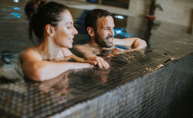 Zima na Podhalu nie tylko w Zakopanem. Szaflary oferują pokoje z widokiem na Tatry i dostępem do term