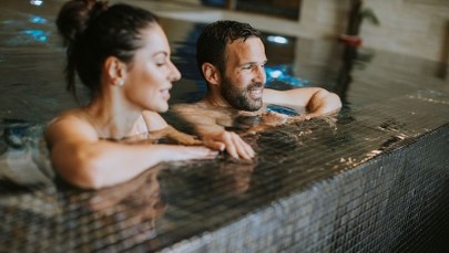 Zima na Podhalu nie tylko w Zakopanem. Szaflary oferują pokoje z widokiem na Tatry i dostępem do term