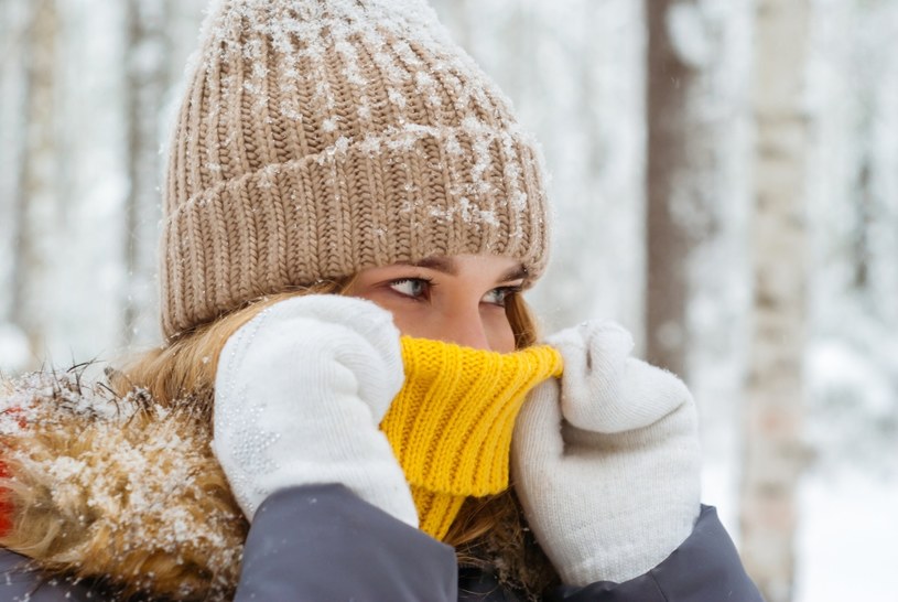 Zimą należy zawsze zadbać o ciepły ubiór, aby zapobiec odmrożeniom /123RF/PICSEL