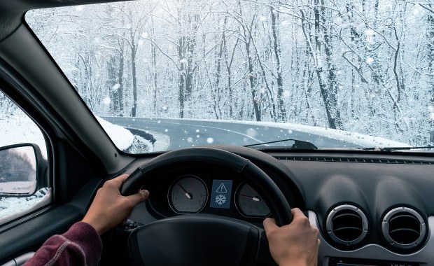 Zima nie czeka. Gwałtowne opady śniegu zaskoczyły kierowców