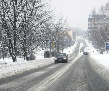 Zima nie odpuszcza, na niektórych drogach ślisko